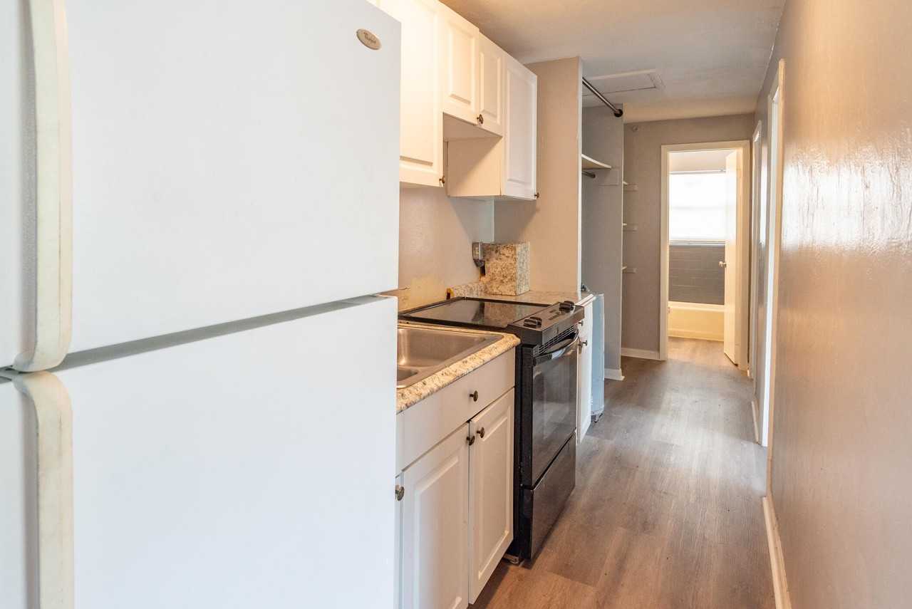 1009 9th St #4 - Photo 5 of 9