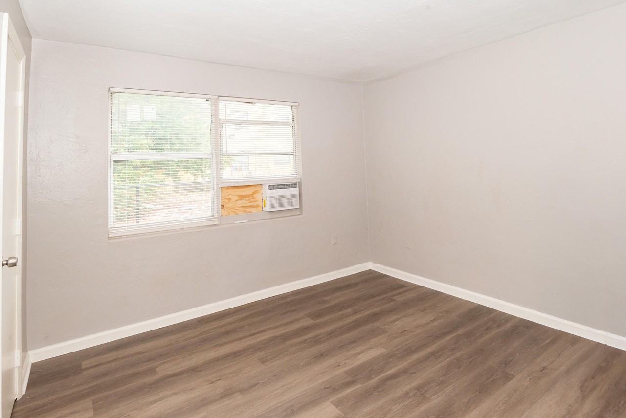 1009 9th St #4 - Photo 7 of 9