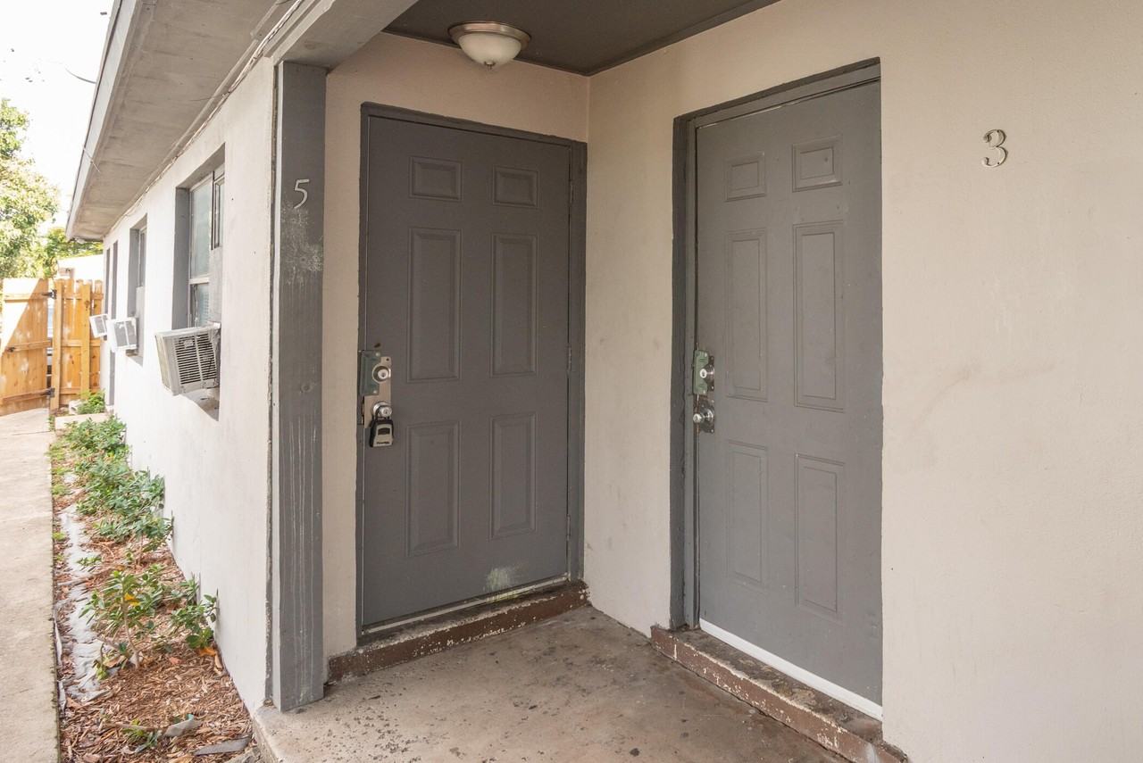 1009 9th St #5 - Photo 2 of 9