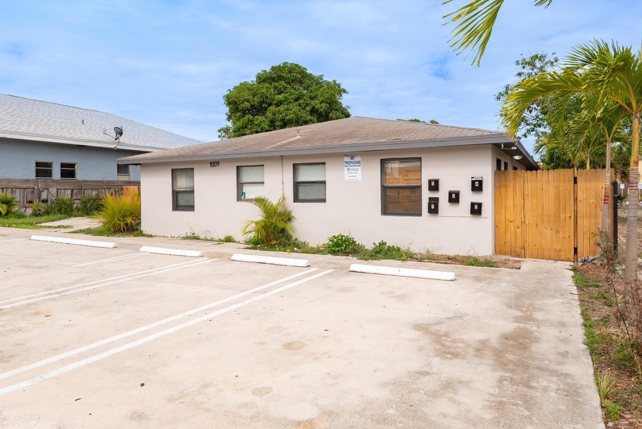 1009 9th St #5 - Photo 3 of 9