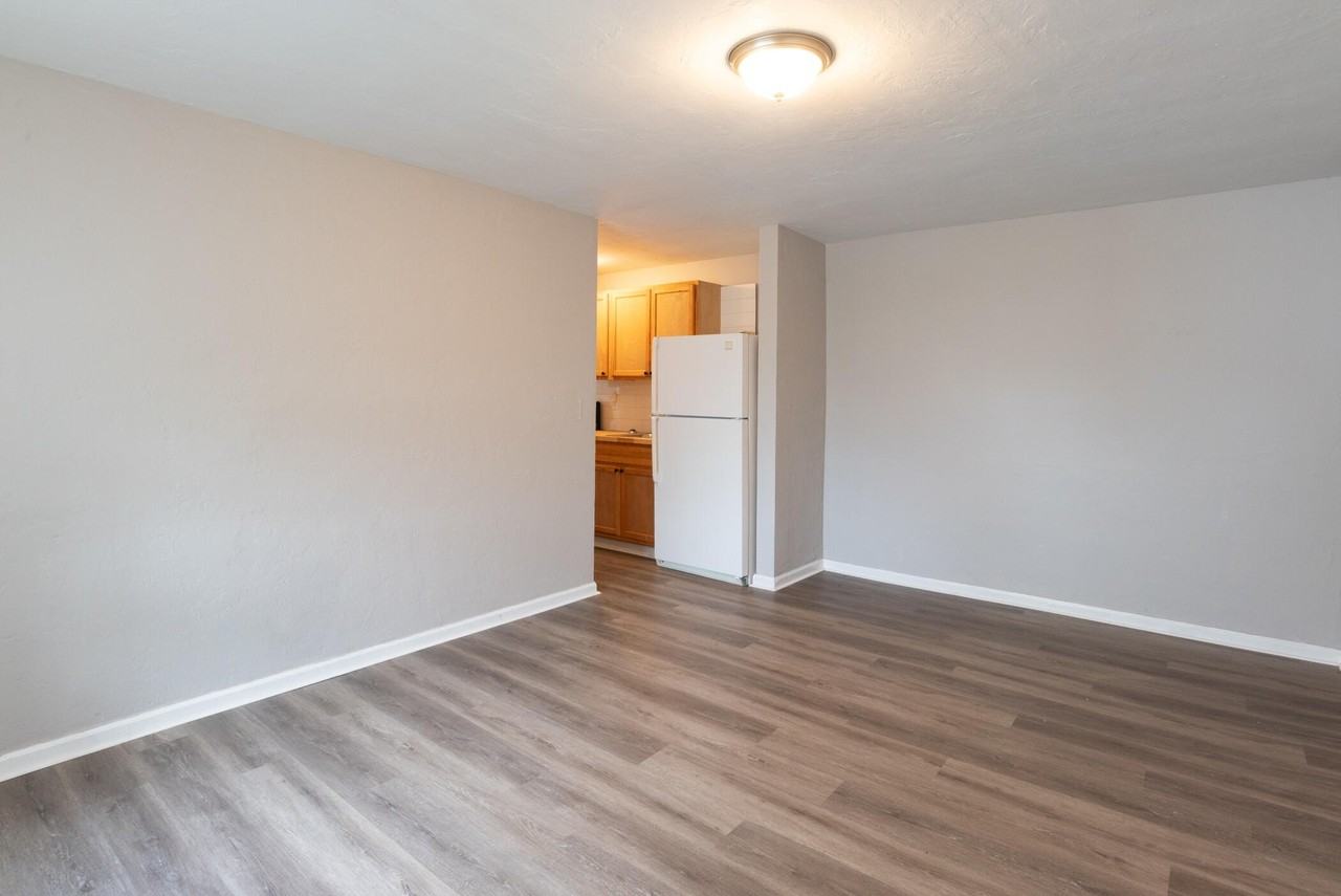 1009 9th St #5 - Photo 4 of 9