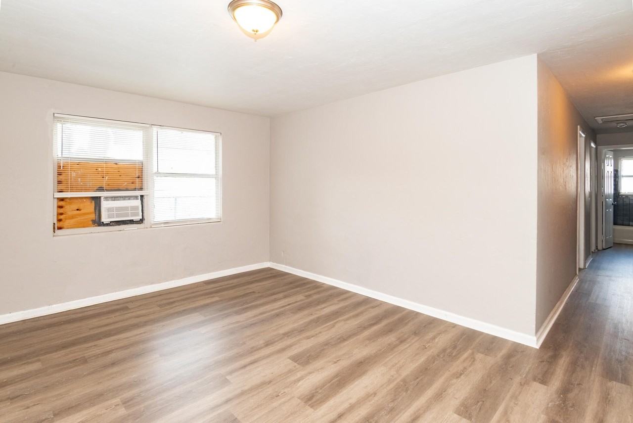 1009 9th St #5 - Photo 5 of 9