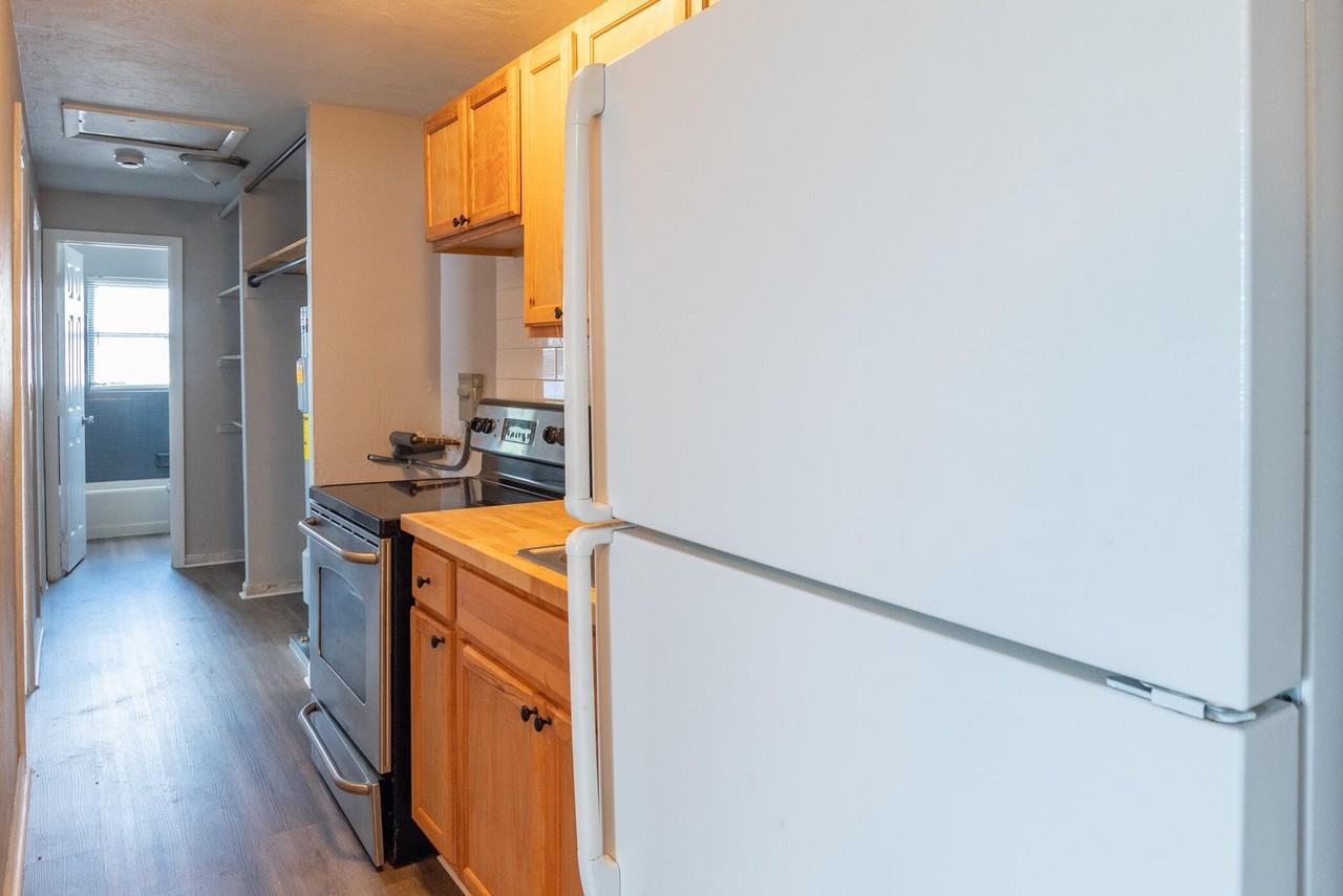 1009 9th St #5 - Photo 6 of 9