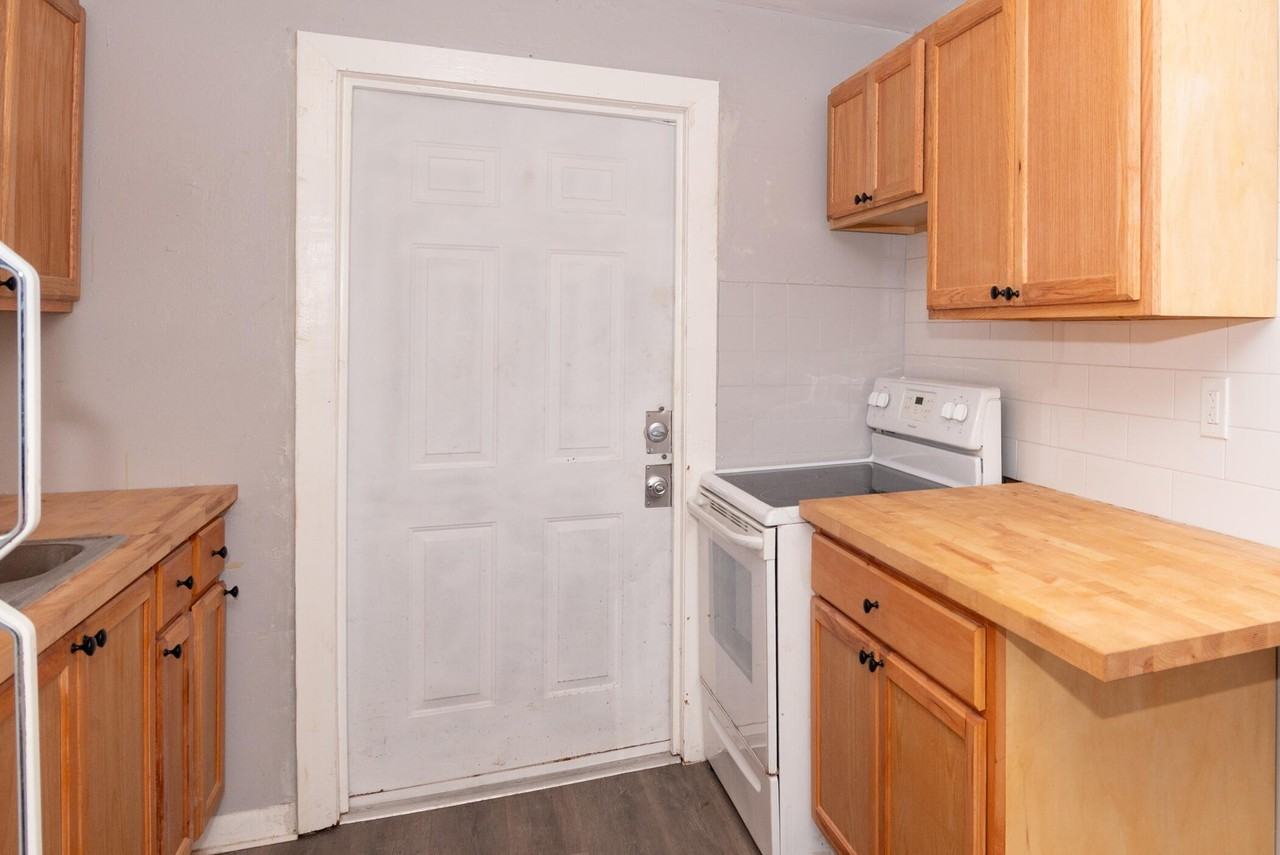 1009 9th St #3 - Photo 4 of 8