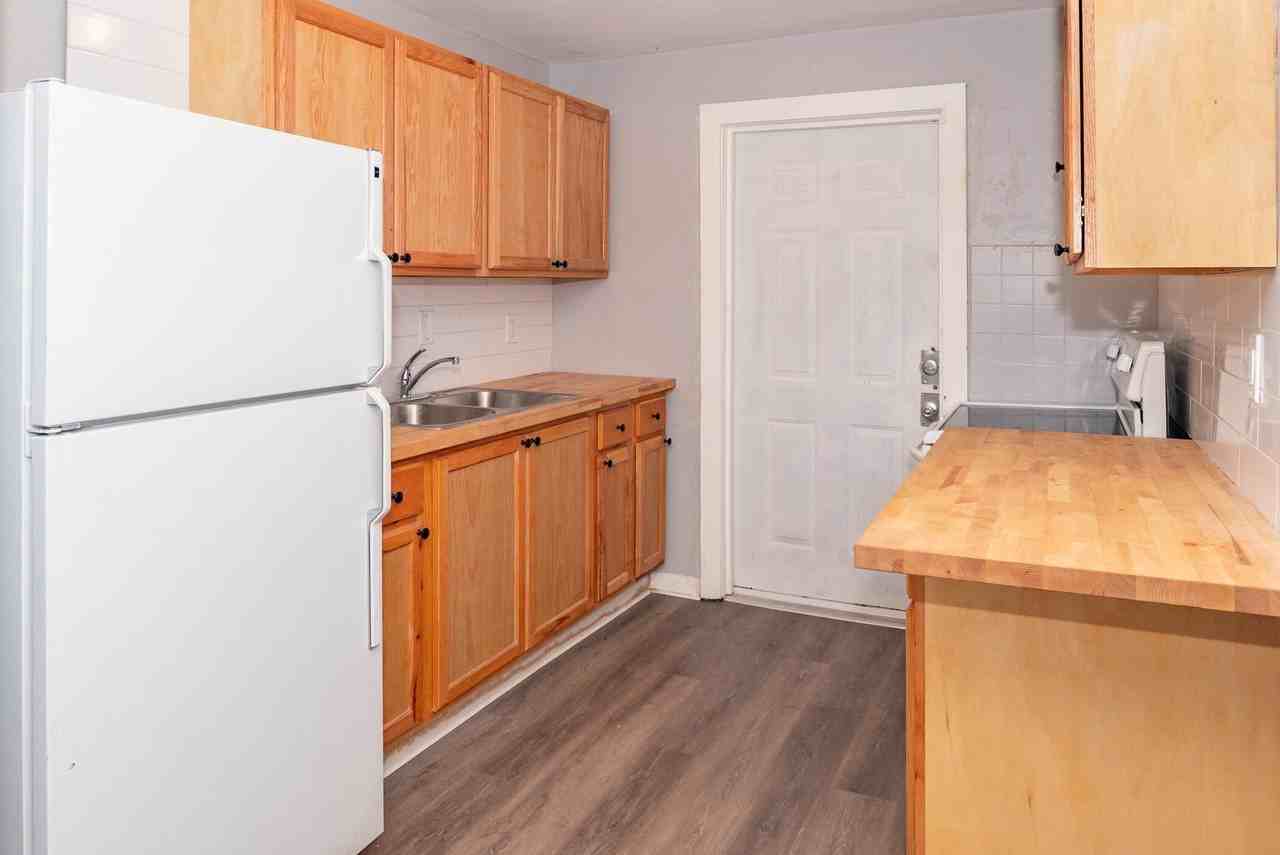 1009 9th St #3 - Photo 5 of 8