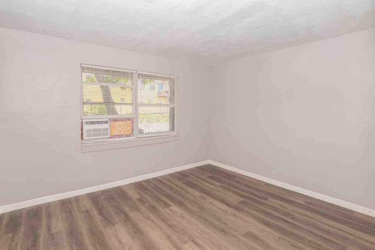 1009 9th St #3 - Photo 6 of 8