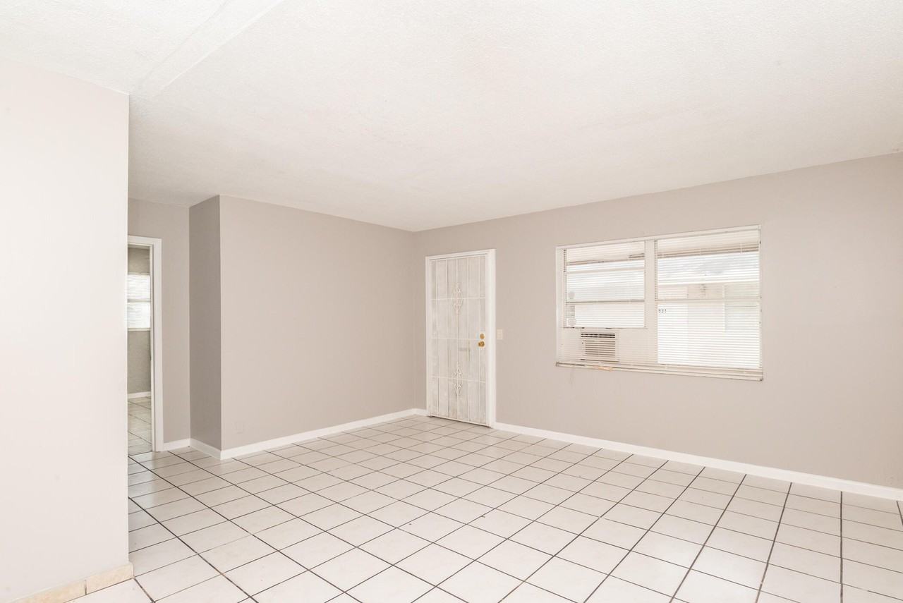 832 S G St - Photo 5 of 9