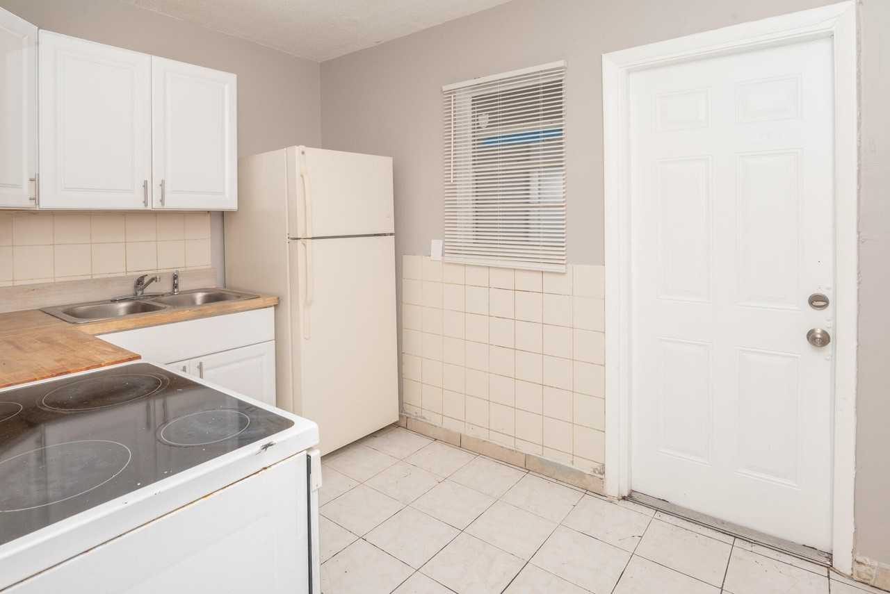 832 S G St - Photo 7 of 9