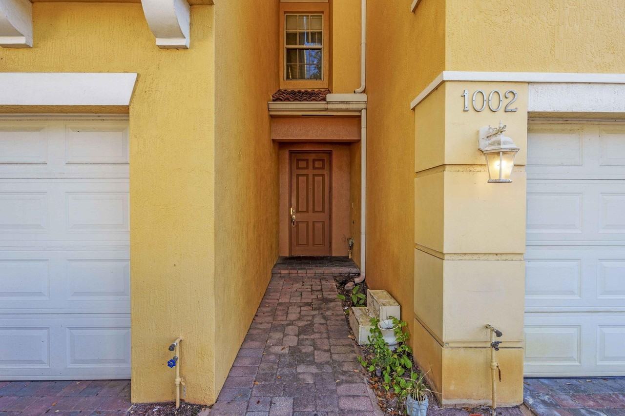 1002 Pipers Cay Dr - Photo 2 of 27