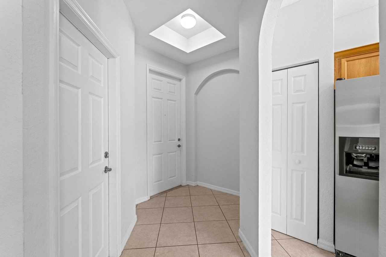 1002 Pipers Cay Dr - Photo 3 of 27