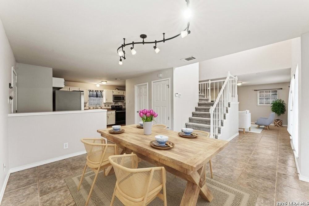 13802 Fairway Crst - Photo 3 of 17