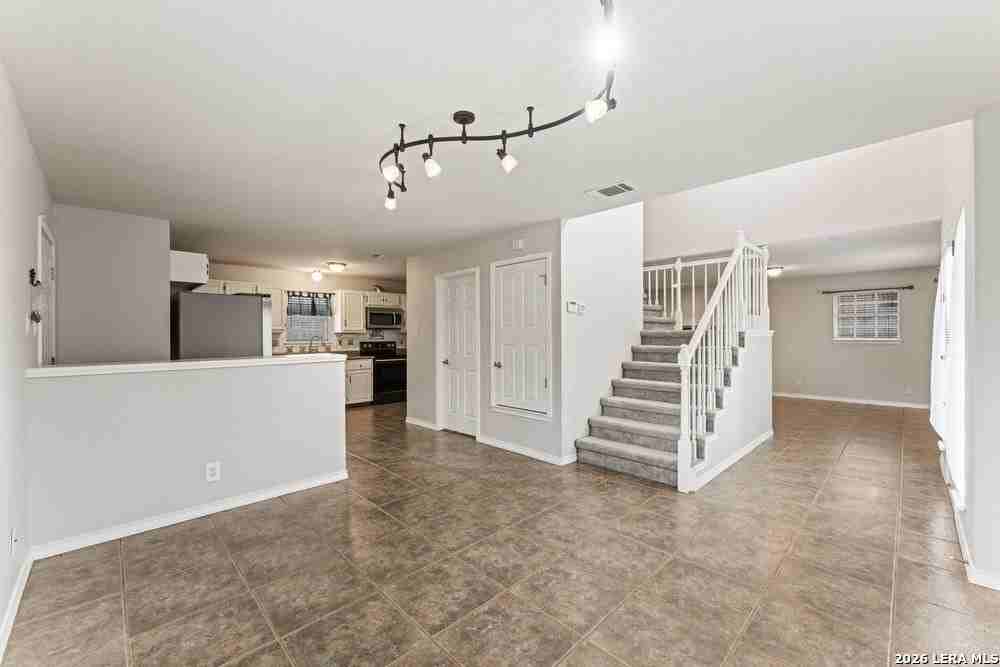 13802 Fairway Crst - Photo 4 of 17