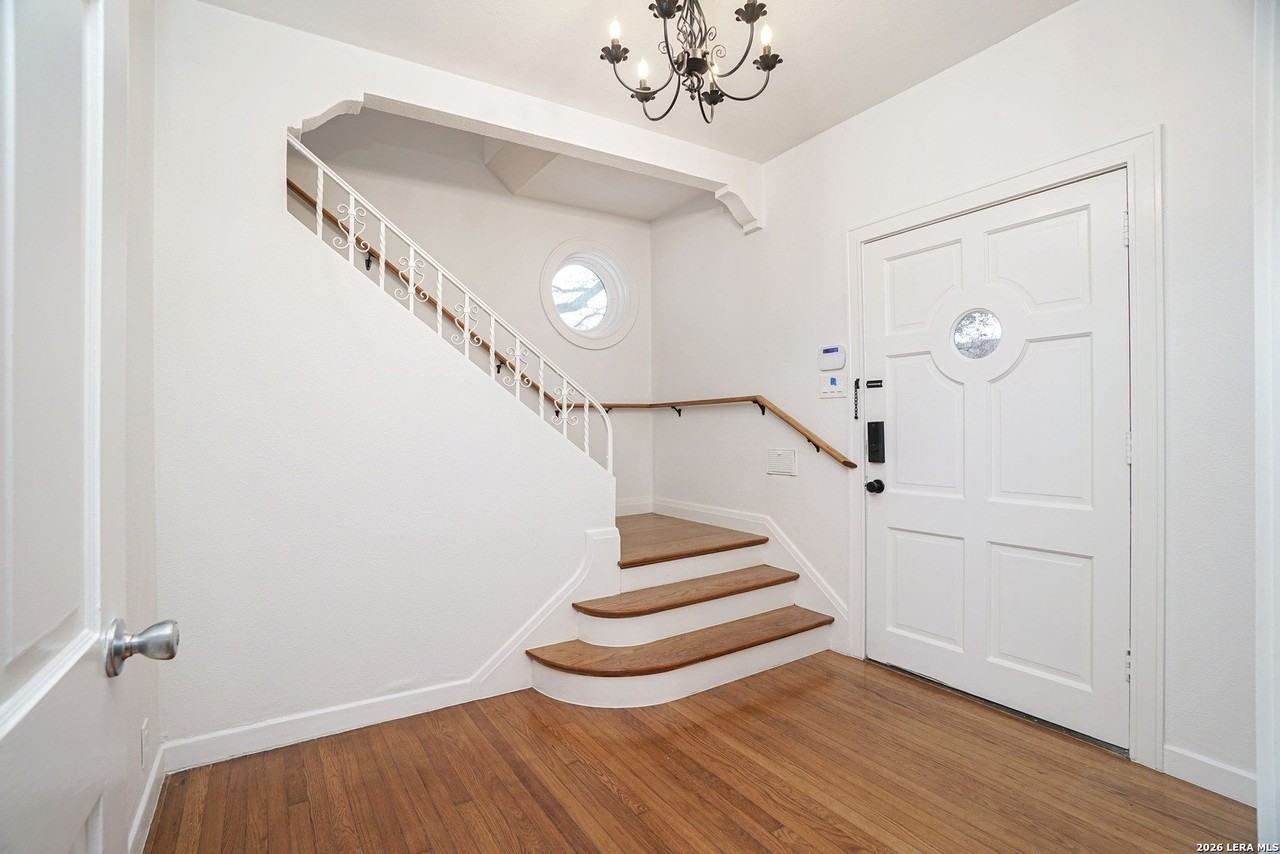 126 Stanford Dr - Photo 4 of 27