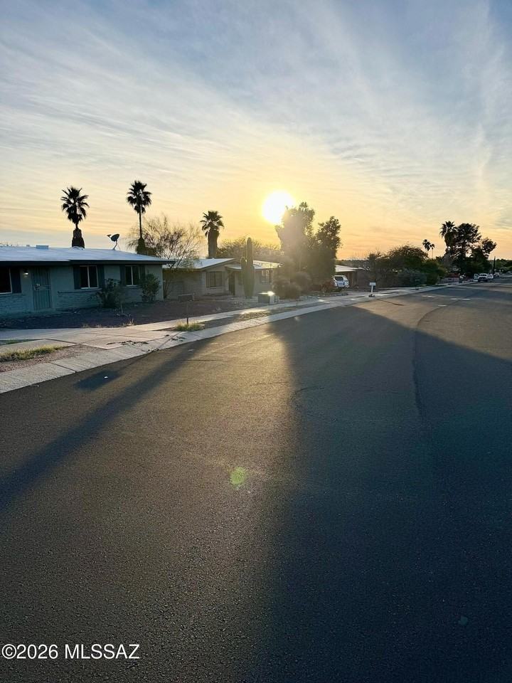 9670 E Burnett St - Photo 3 of 32