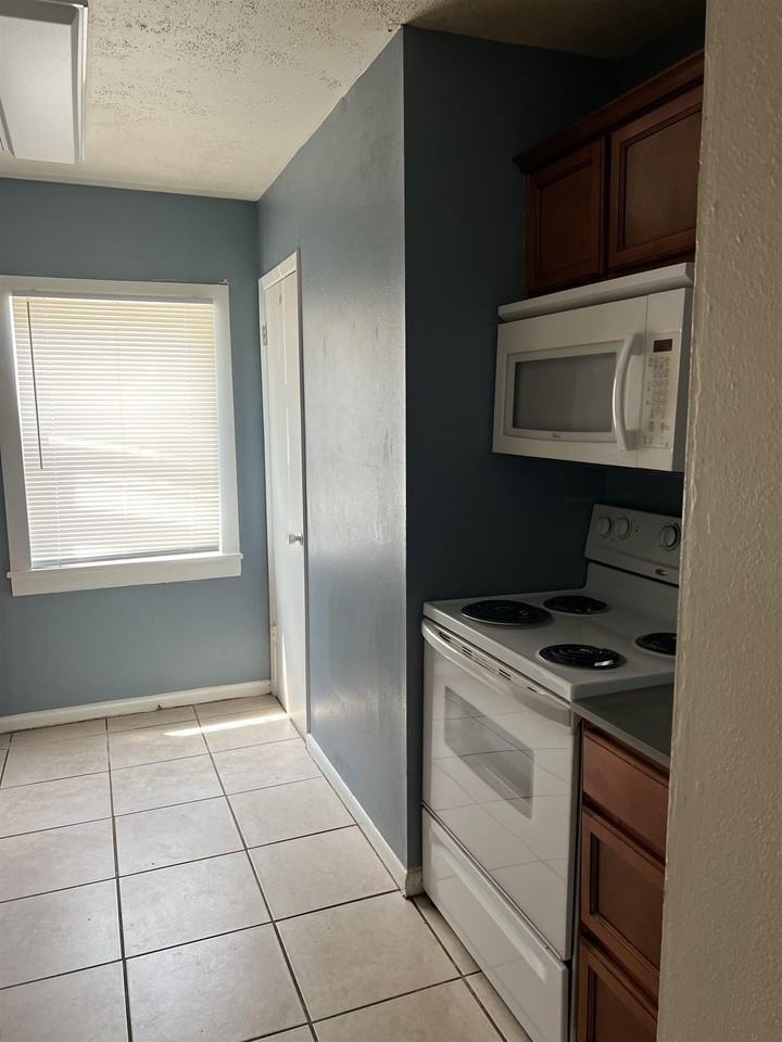 2325 W Pensacola St Apt 156 #156 - Photo 5 of 15