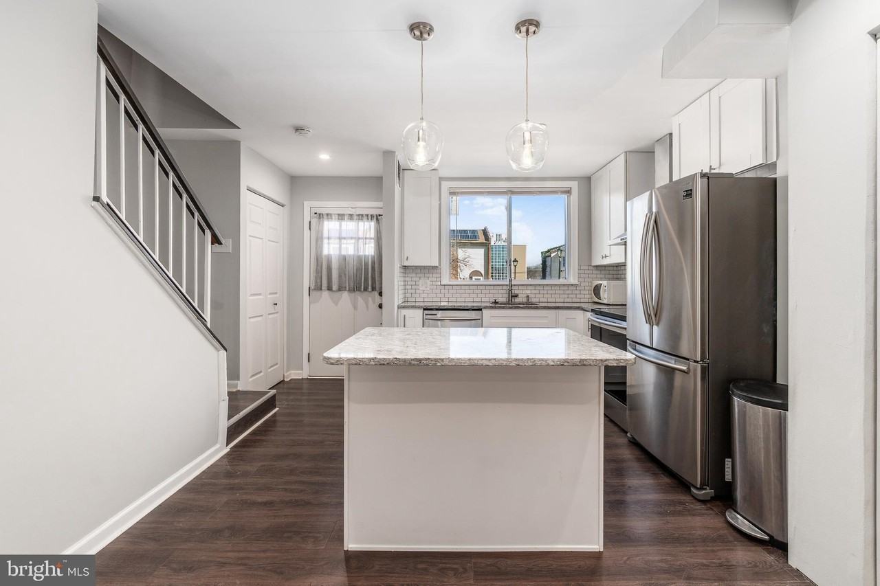 1248 Barnaby Ter Se - Photo 3 of 32