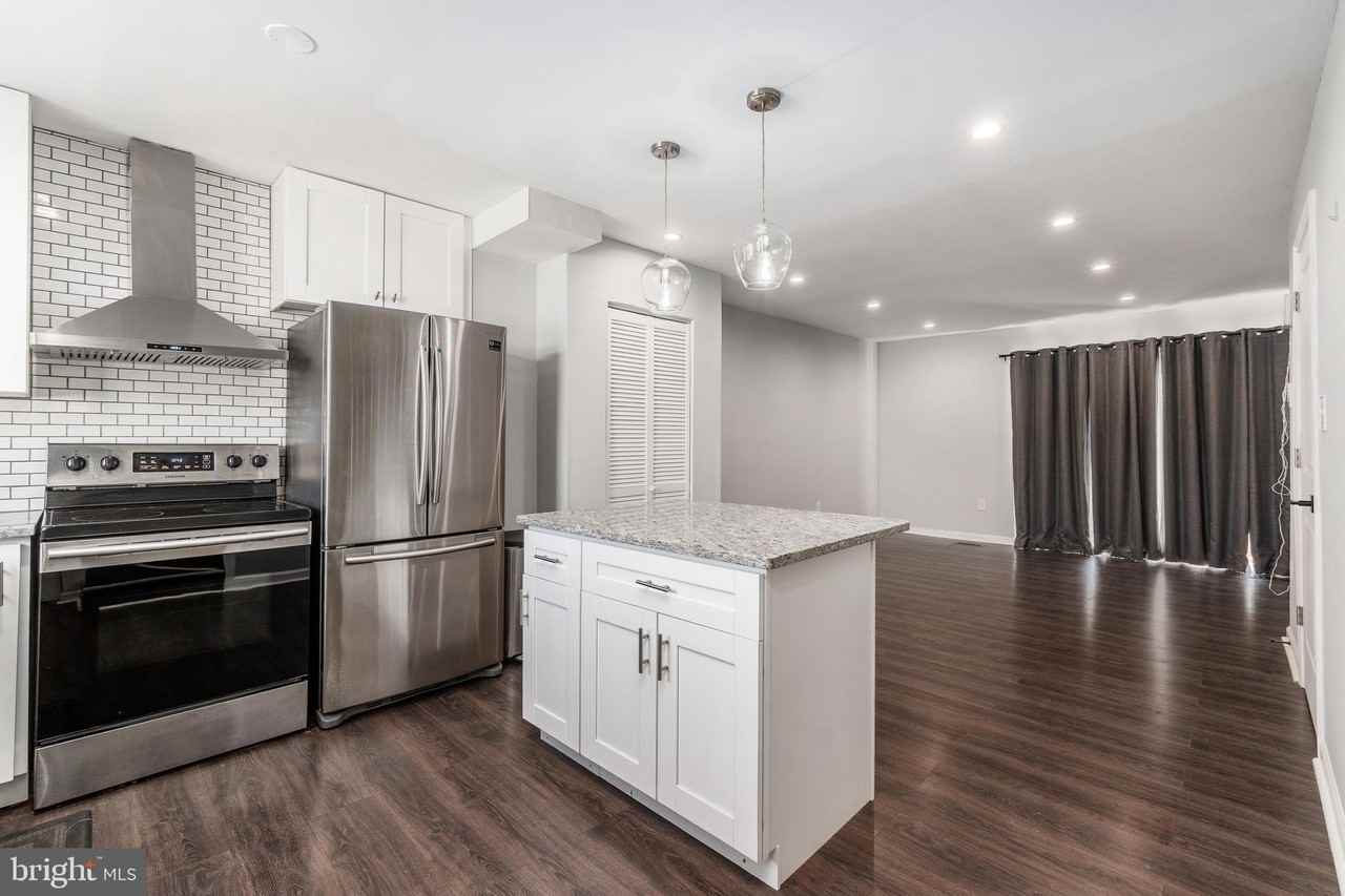 1248 Barnaby Ter Se - Photo 4 of 32