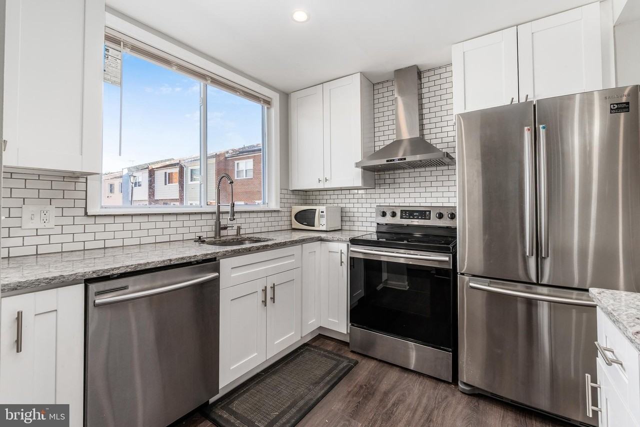 1248 Barnaby Ter Se - Photo 5 of 32