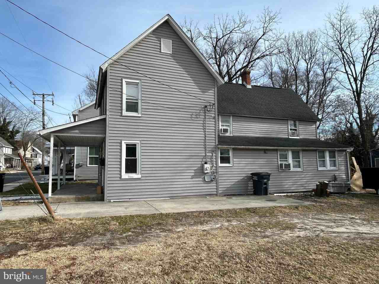 234 W 7th St - Photo 2 of 11