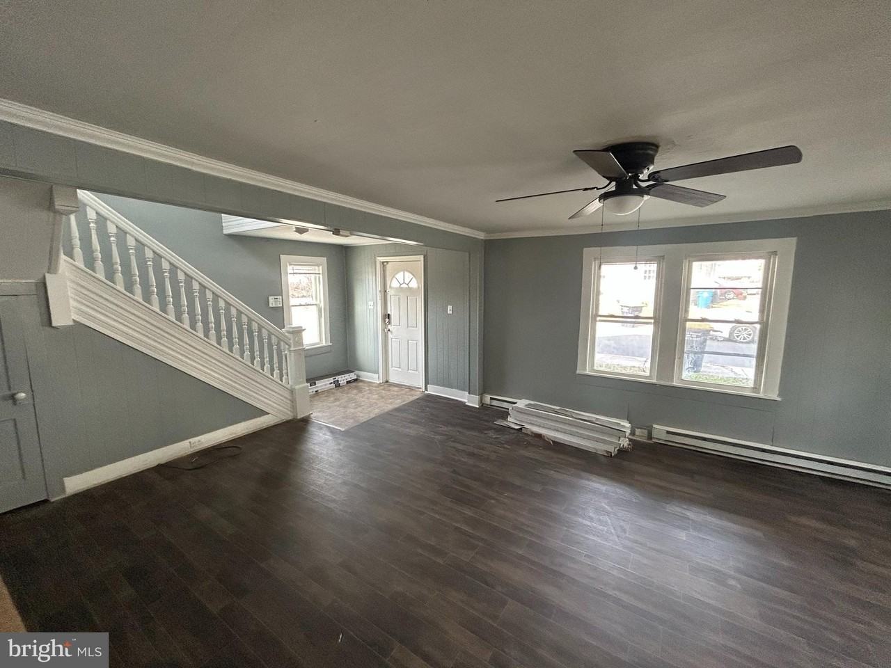 234 W 7th St - Photo 3 of 11