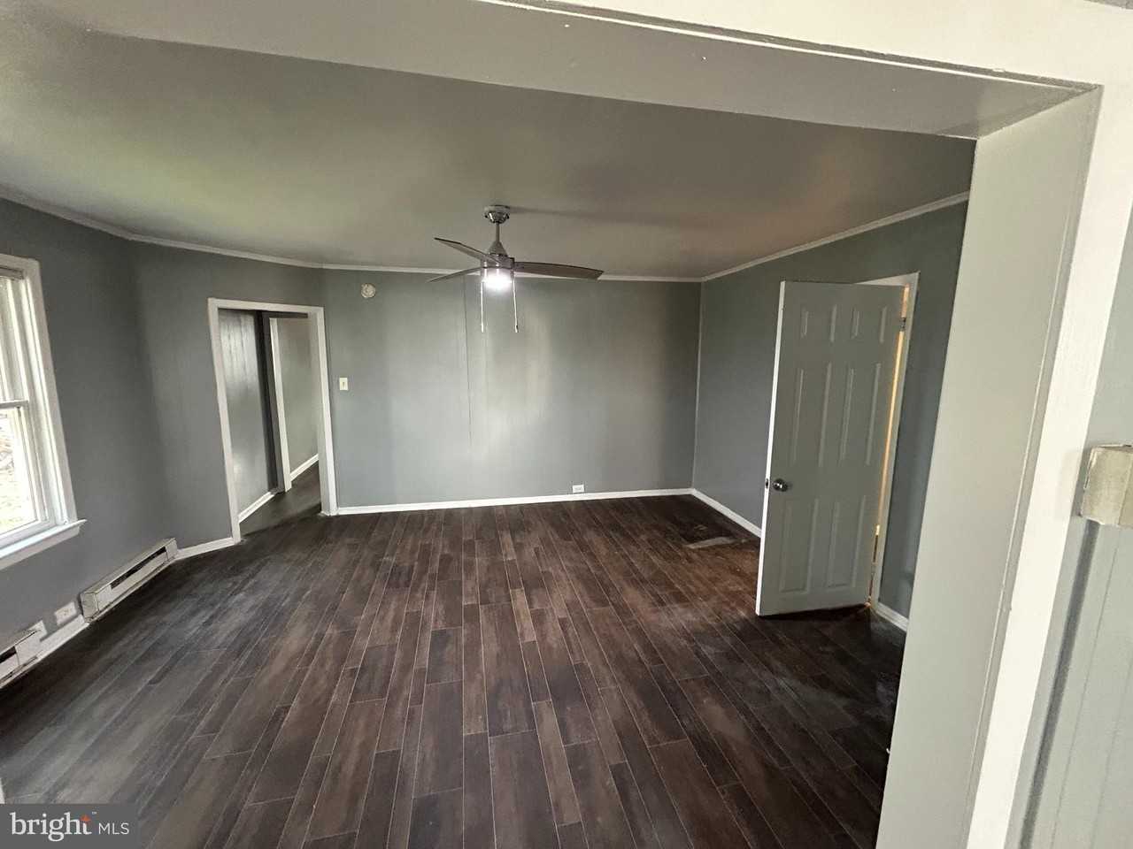 234 W 7th St - Photo 4 of 11