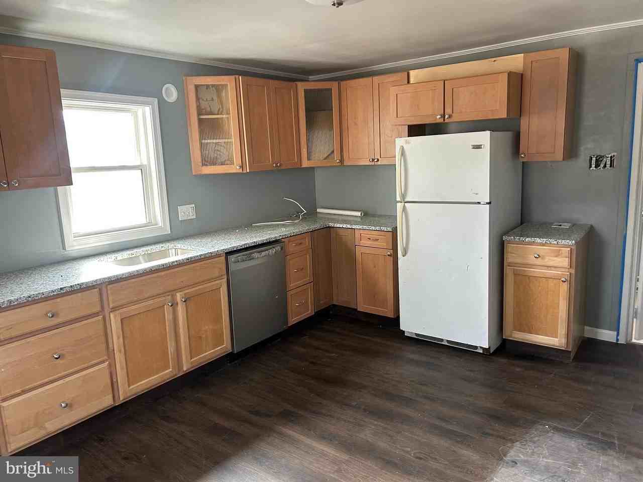 234 W 7th St - Photo 6 of 11