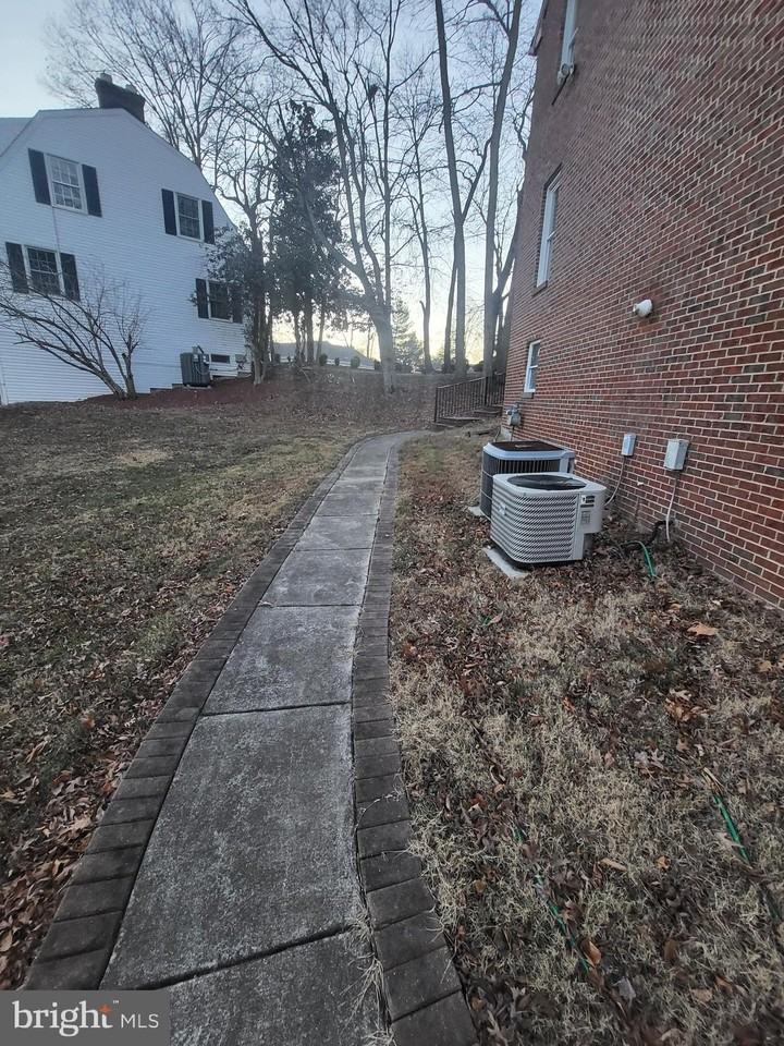 12602 Monterey Cir - Photo 3 of 17