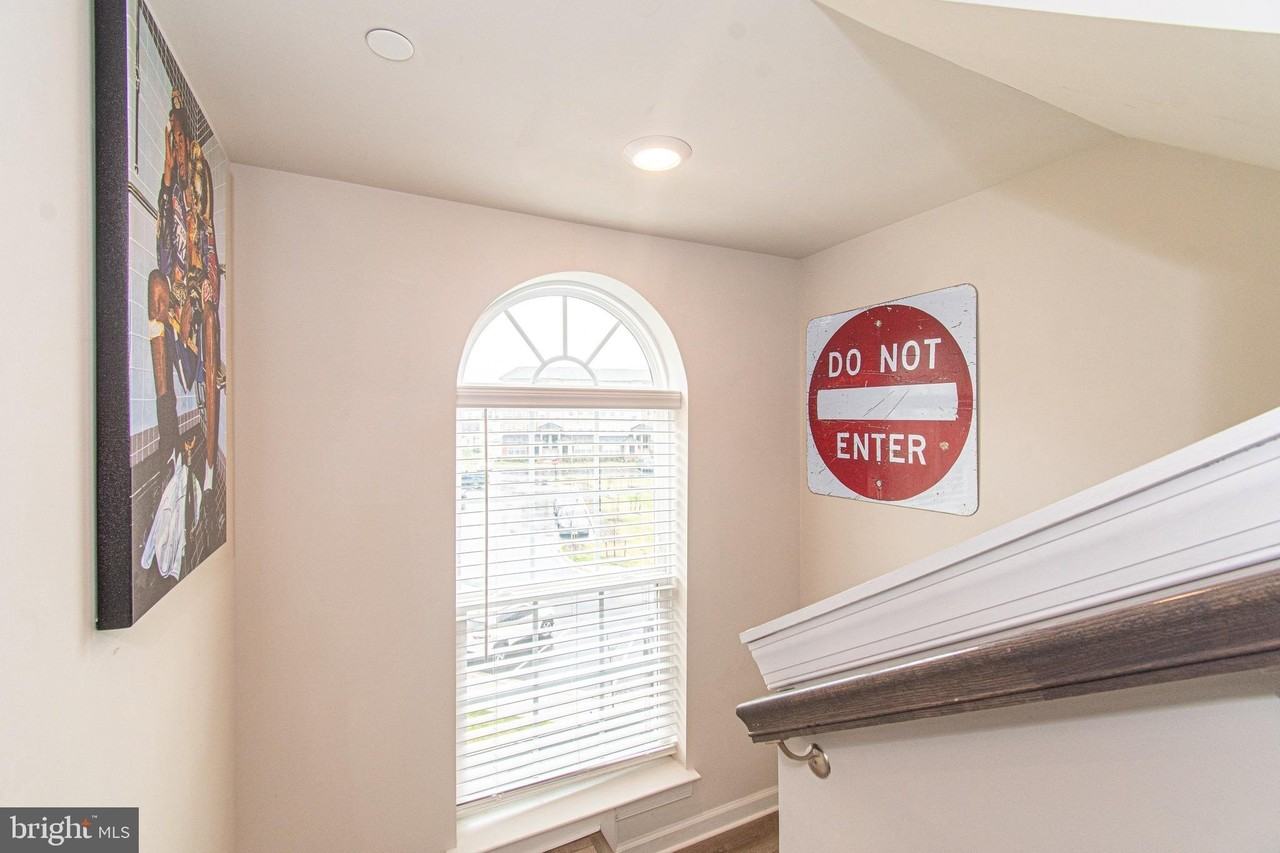 9637 Block St - Photo 6 of 47