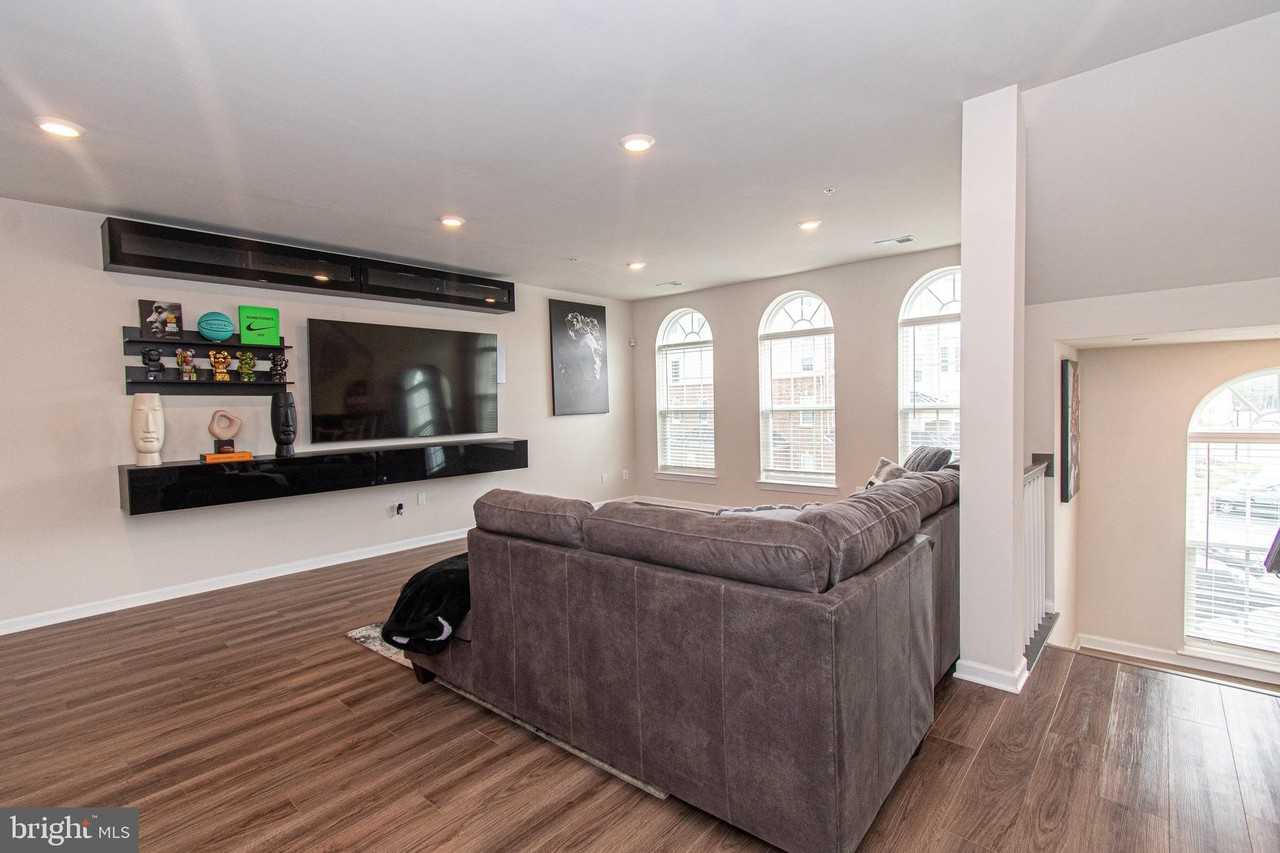 9637 Block St - Photo 7 of 47