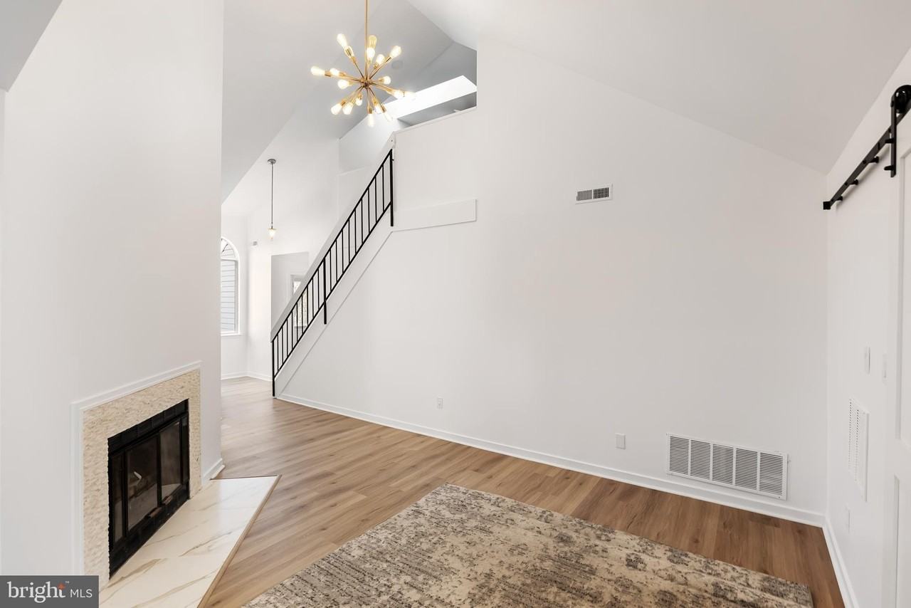 828 Chanticleer - Photo 7 of 33