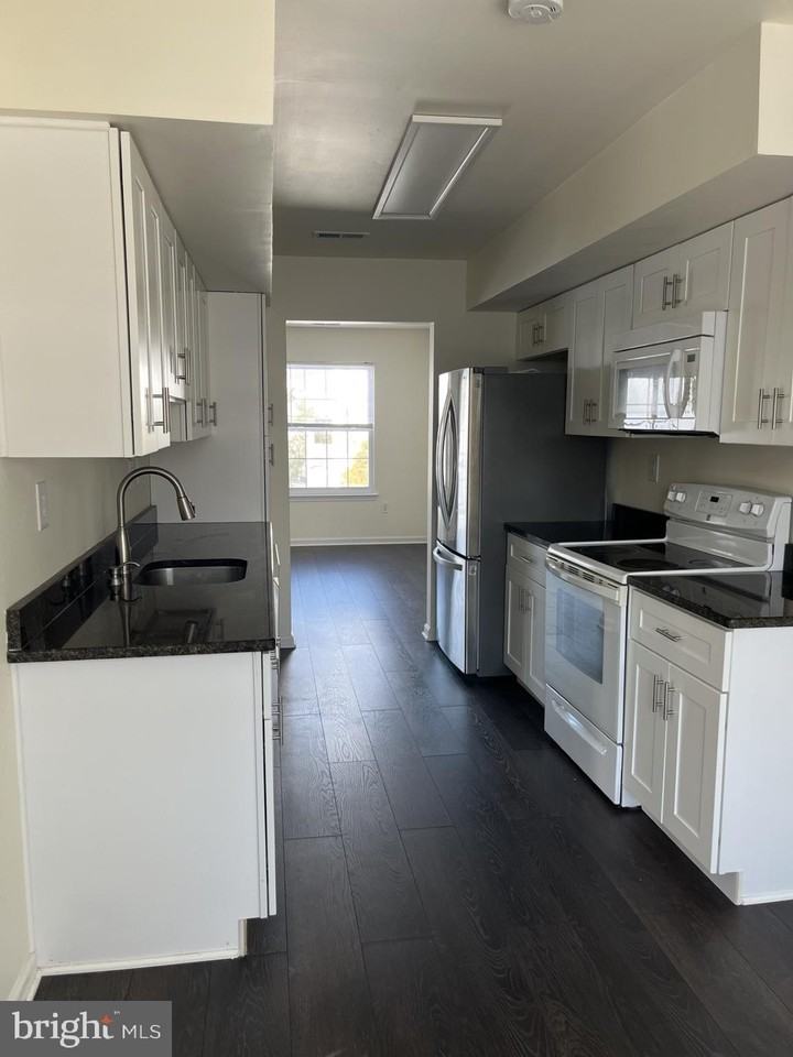 6100 Rolling Hill Dr - Photo 4 of 20