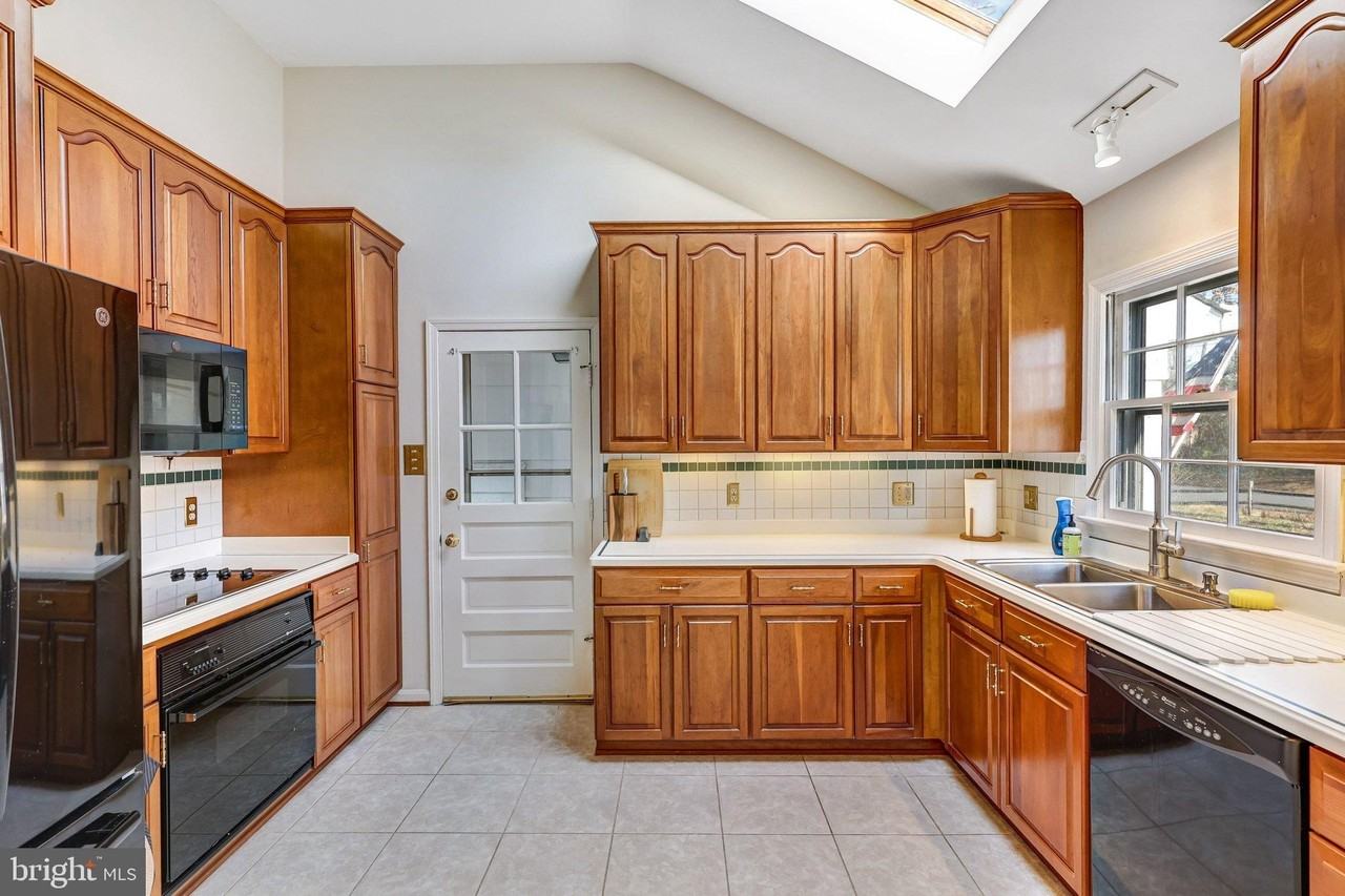 9232 Forest Haven Dr - Photo 7 of 50