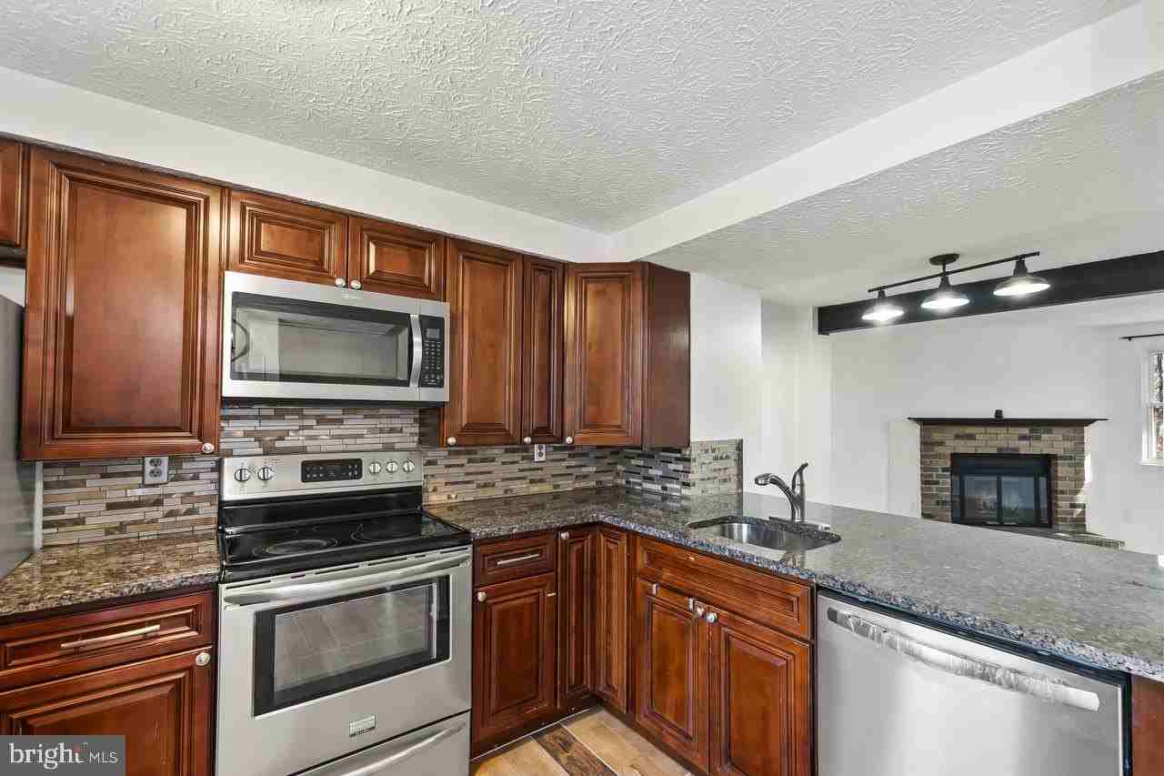 8315 Brookvale Ct - Photo 7 of 40