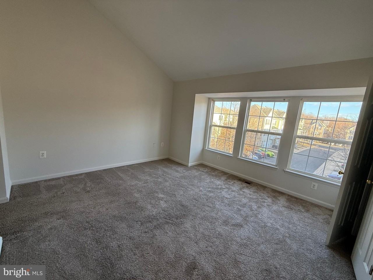 22976 Fontwell Sq - Photo 3 of 26