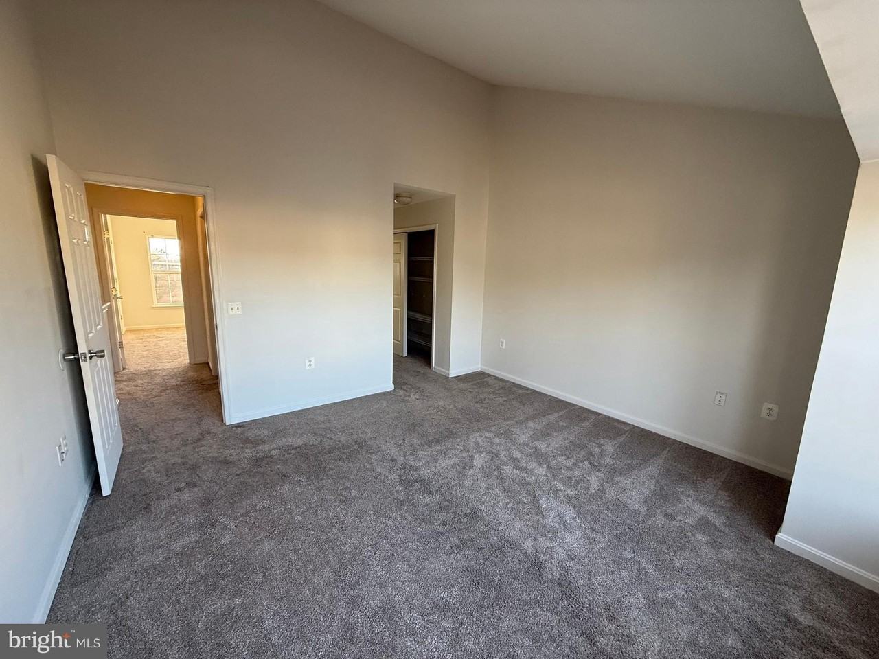 22976 Fontwell Sq - Photo 4 of 26