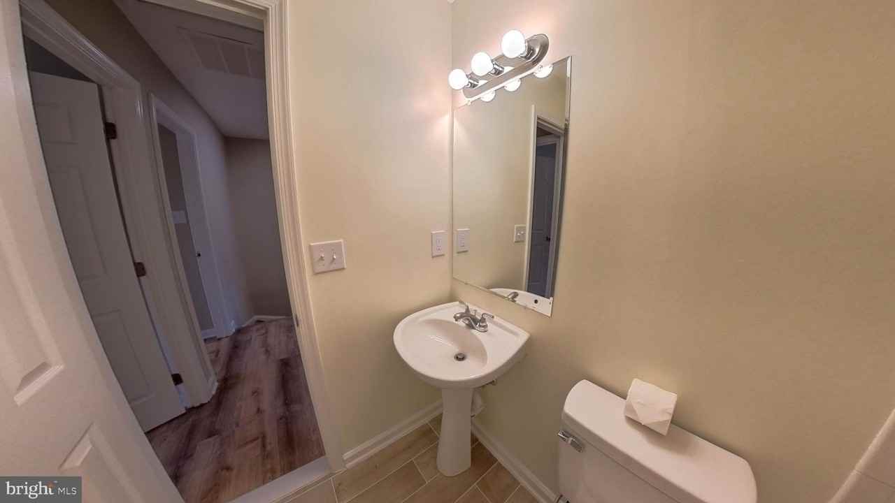12885 Hyannis Ln - Photo 5 of 31
