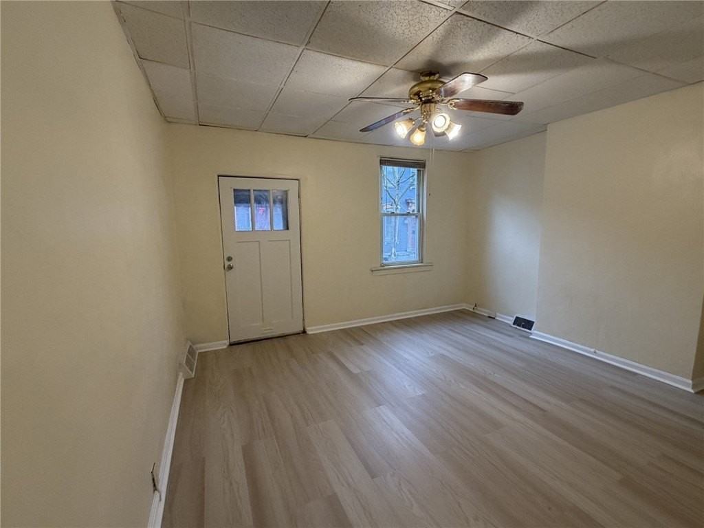 235 38th St - Photo 5 of 32