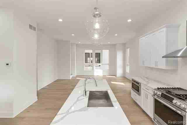 2037 11th St #8 - Photo 4 of 32