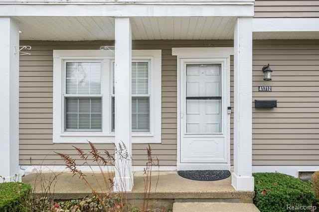 41712 Onaway Dr - Photo 2 of 12