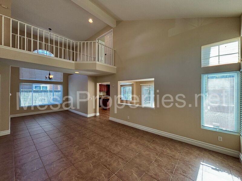 15572 Ficus St - Photo 4 of 25