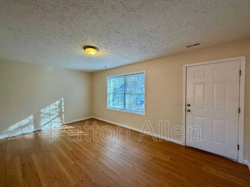 2 Jenny St - Photo 3 of 33