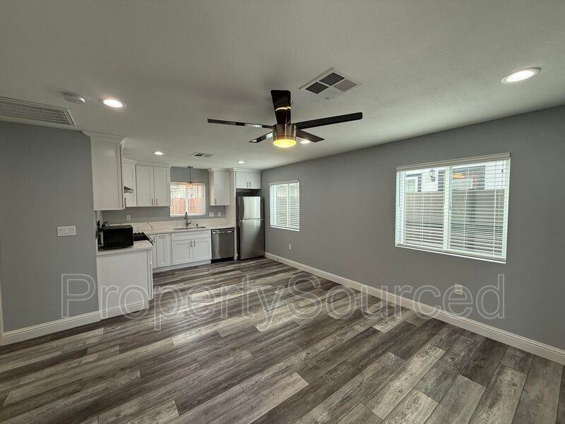 805 W Yosemite Ave - Photo 5 of 16