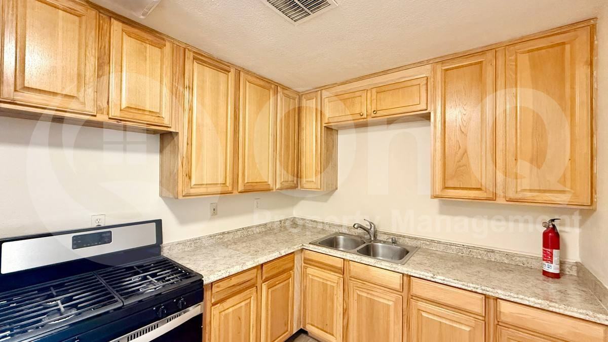 3835 W Holly St - Photo 3 of 10