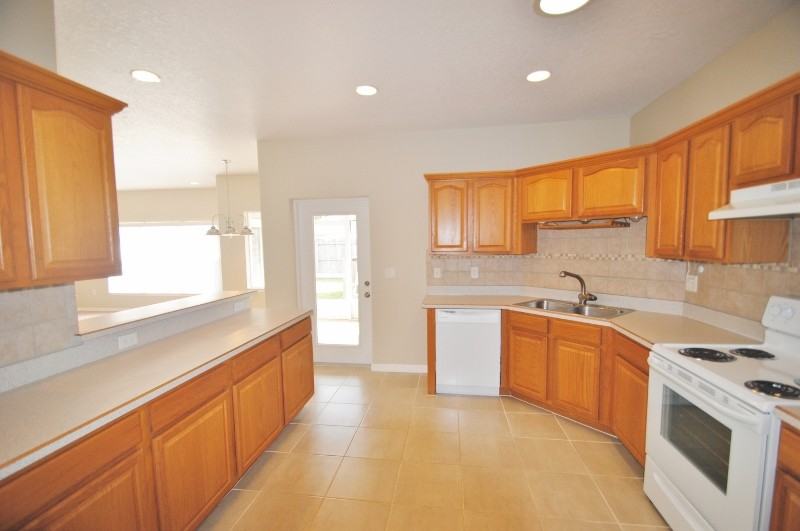 2134 Sleepy Hollow Dr NE - Photo 2 of 14