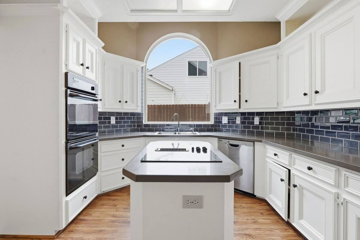 11930 Carriage Hill Dr - Photo 2 of 10