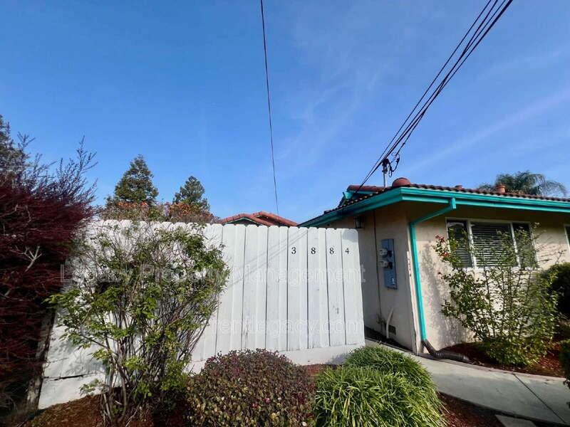 3884 Bayview Cir - Photo 3 of 19