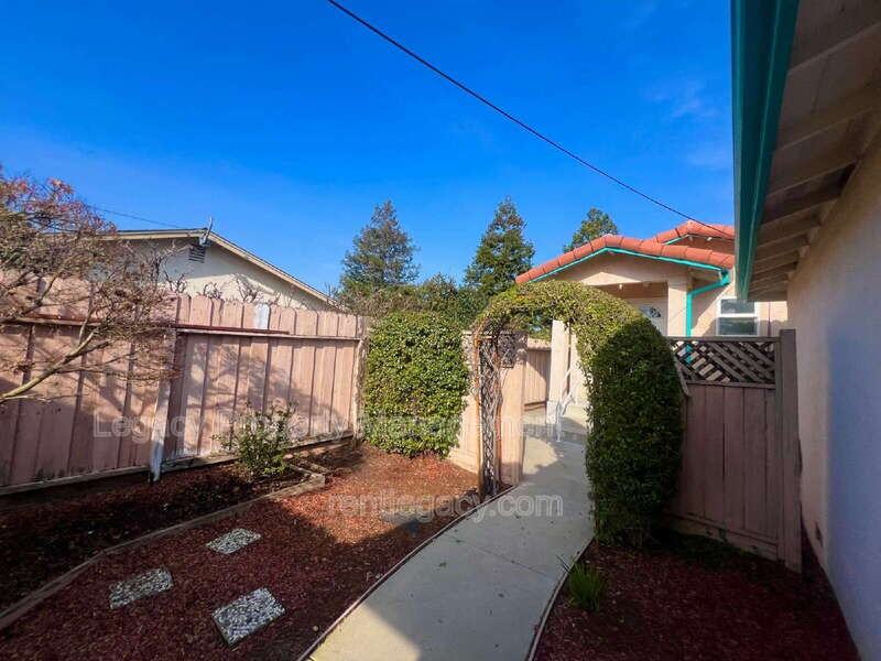 3884 Bayview Cir - Photo 5 of 19