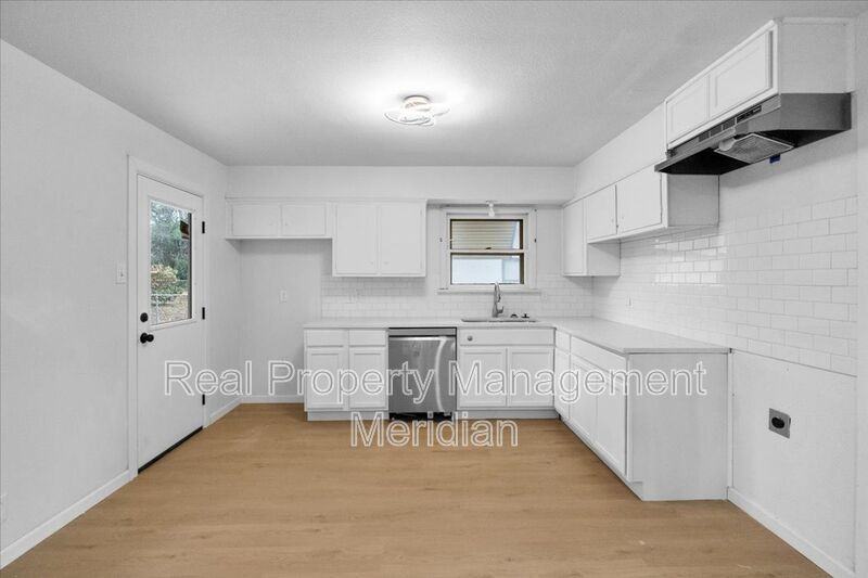 2424 Cloverdale St - Photo 4 of 20