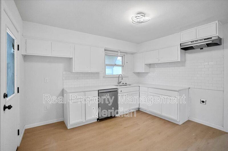 2424 Cloverdale St - Photo 5 of 20