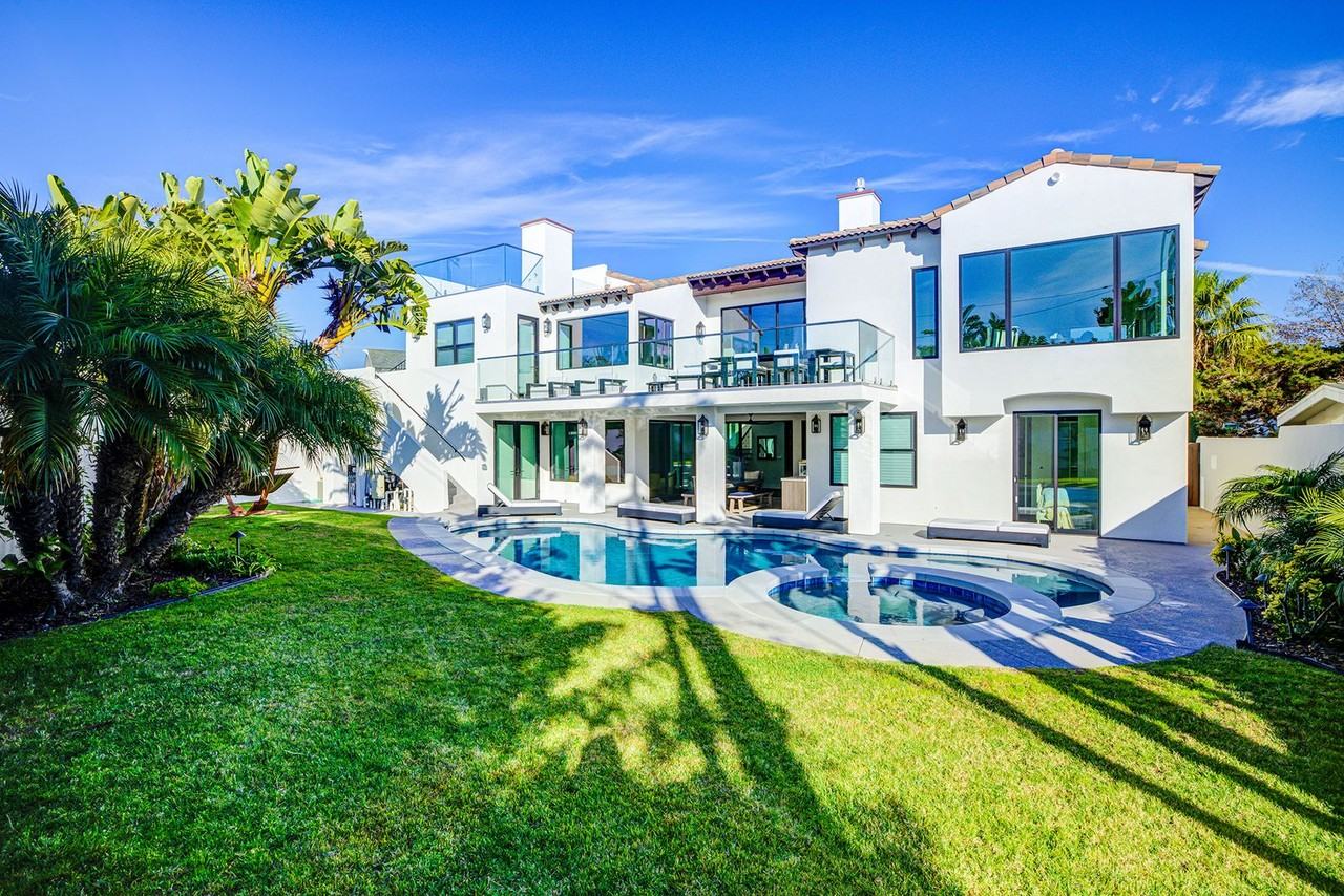 1070 Coronado Ave - Photo 4 of 50